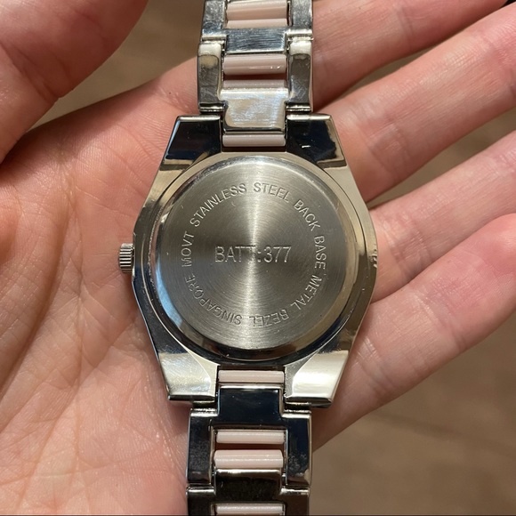 🎉 3/$20 Reitman’s silver and pink women’s watch - Picture 3 of 4